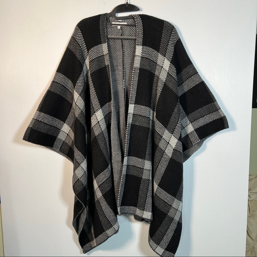 HEARTLOOM NWOT Open Front Poncho/Wrap with armholes. Blk/gray/wht. Size M